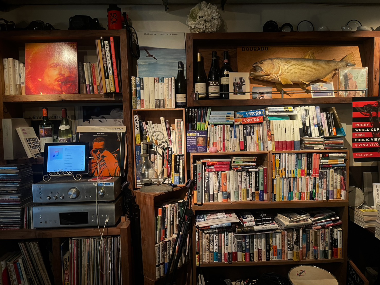 音楽 equipment at VINO VIVO